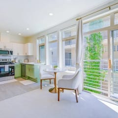 ★Modern & Bright in the ❤ of Belltown ~ ♛Queen Bed