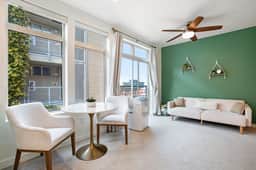 ★Modern & Bright in the ❤ of Belltown ~ ♛Queen Bed