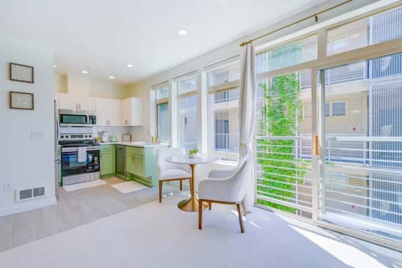 ★Modern & Bright in the ❤ of Belltown ~ ♛Queen Bed - Image 1