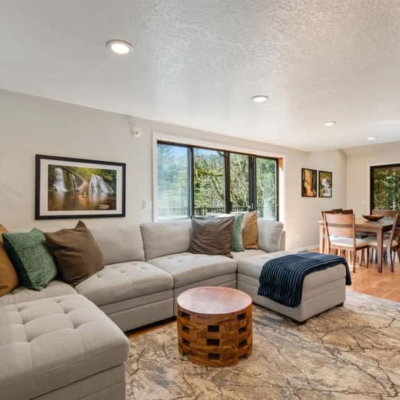 Peaceful 3BR Retreat by the Falls - Image 1