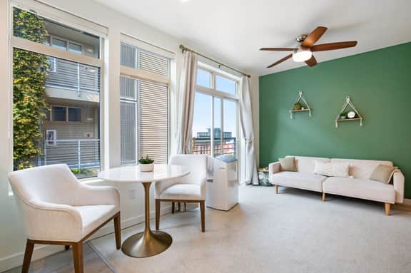 ★Modern & Bright in the ❤ of Belltown ~ ♛Queen Bed