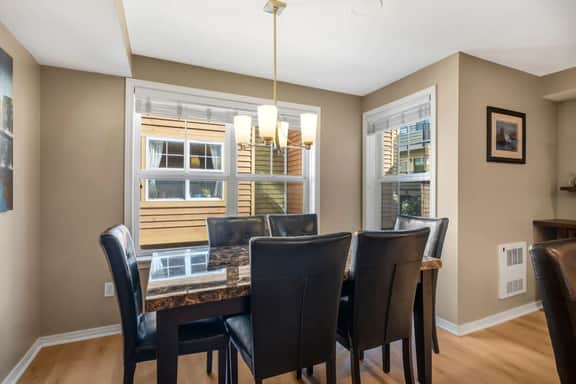 3 Bed, 2.5 Bath Fremont Escape: Hot Tub, BBQ
