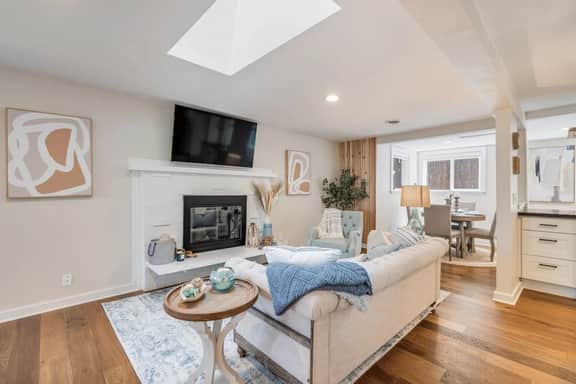 Cottage Gem ~ Min to Waterfront
