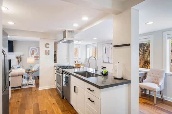 Cottage Gem ~ Min to Waterfront