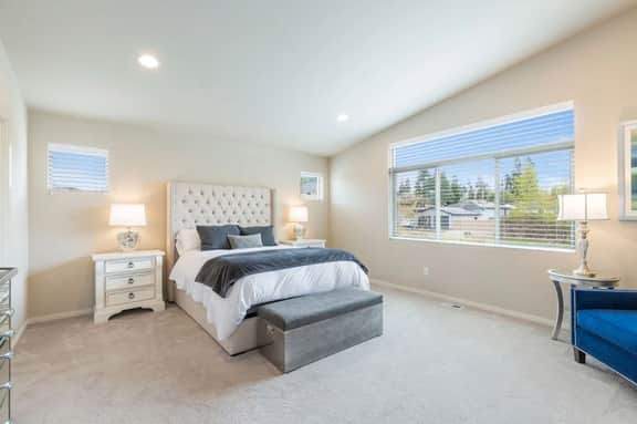 Deluxe & Spacious Kent Home ~ Gym ~ Hot Tub