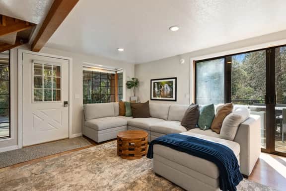 Peaceful 3BR Retreat by the Falls