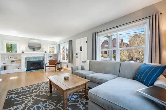 Trendy Green Lake View Retreat - Image 2