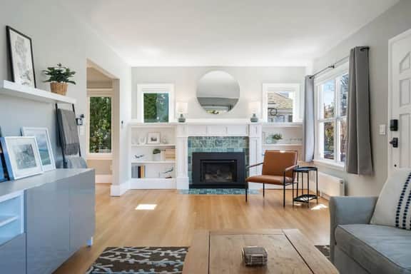 Trendy Green Lake View Retreat