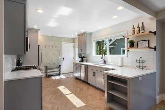 Trendy Green Lake View Retreat
