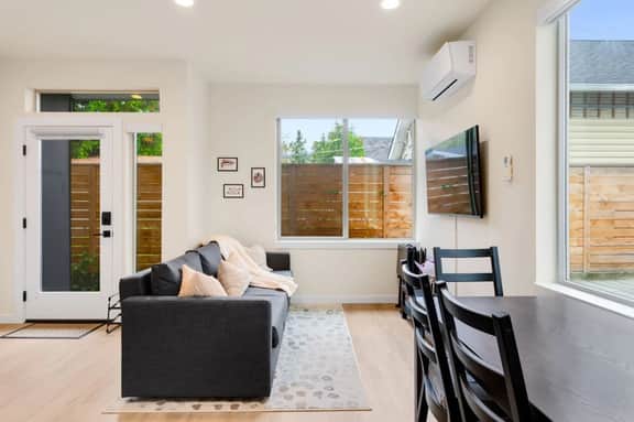 Urban Roosevelt/Greenlake Getaway