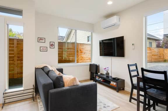Urban Roosevelt/Greenlake Getaway