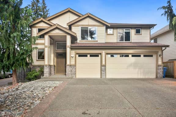 5BR Family Retreat in Renton | Office & Garage - Image 2
