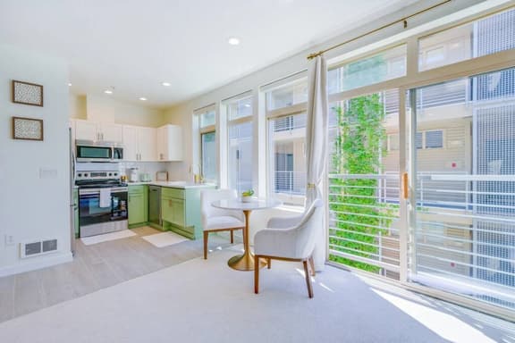★Modern & Bright in the ❤ of Belltown ~ ♛Queen Bed
