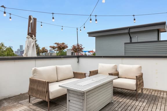 Cap Hill Retreat with Rooftop