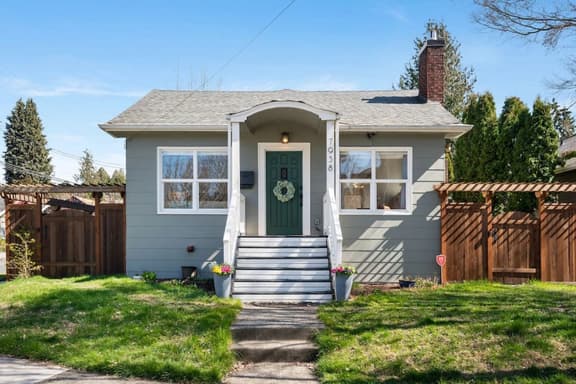 Trendy Green Lake View Retreat - Image 1